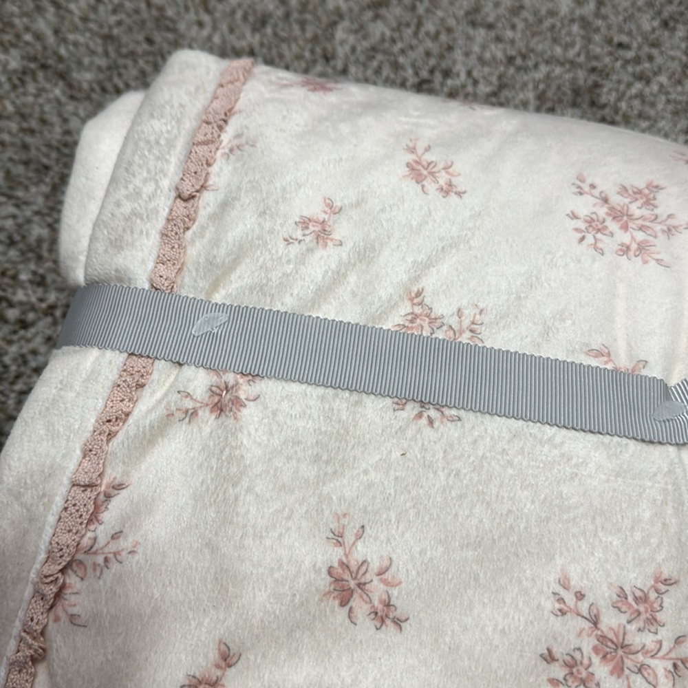 JUST BORN Pink and Cream Floral Blanket in minky soft fabric - Picture 6 of 7